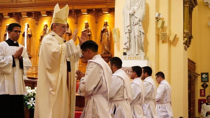 Arequipa celebra la ordenación de cinco nuevos sacerdotes para servir a la Iglesia