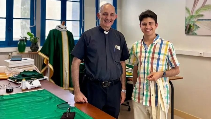 Joven argentino confeccionará las vestiduras que usará León XIV en Lourdes