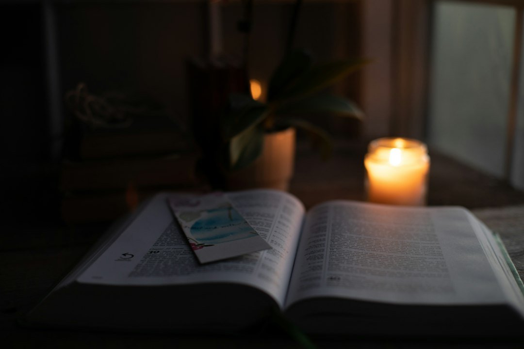 Biblia abierta y vela para acompañar la novena a San Jerónimo