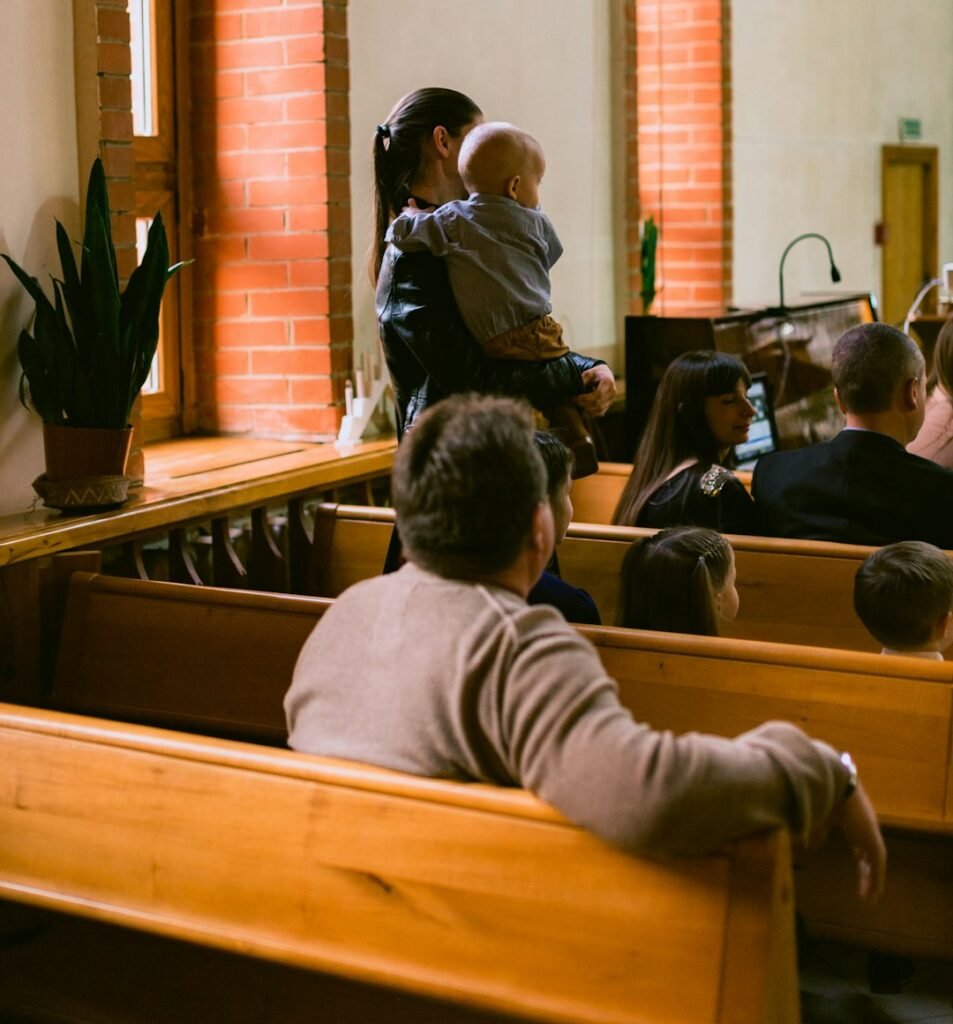 Comunidad reunida en una iglesia para la oración del domingo 20 de septiembre de 2026