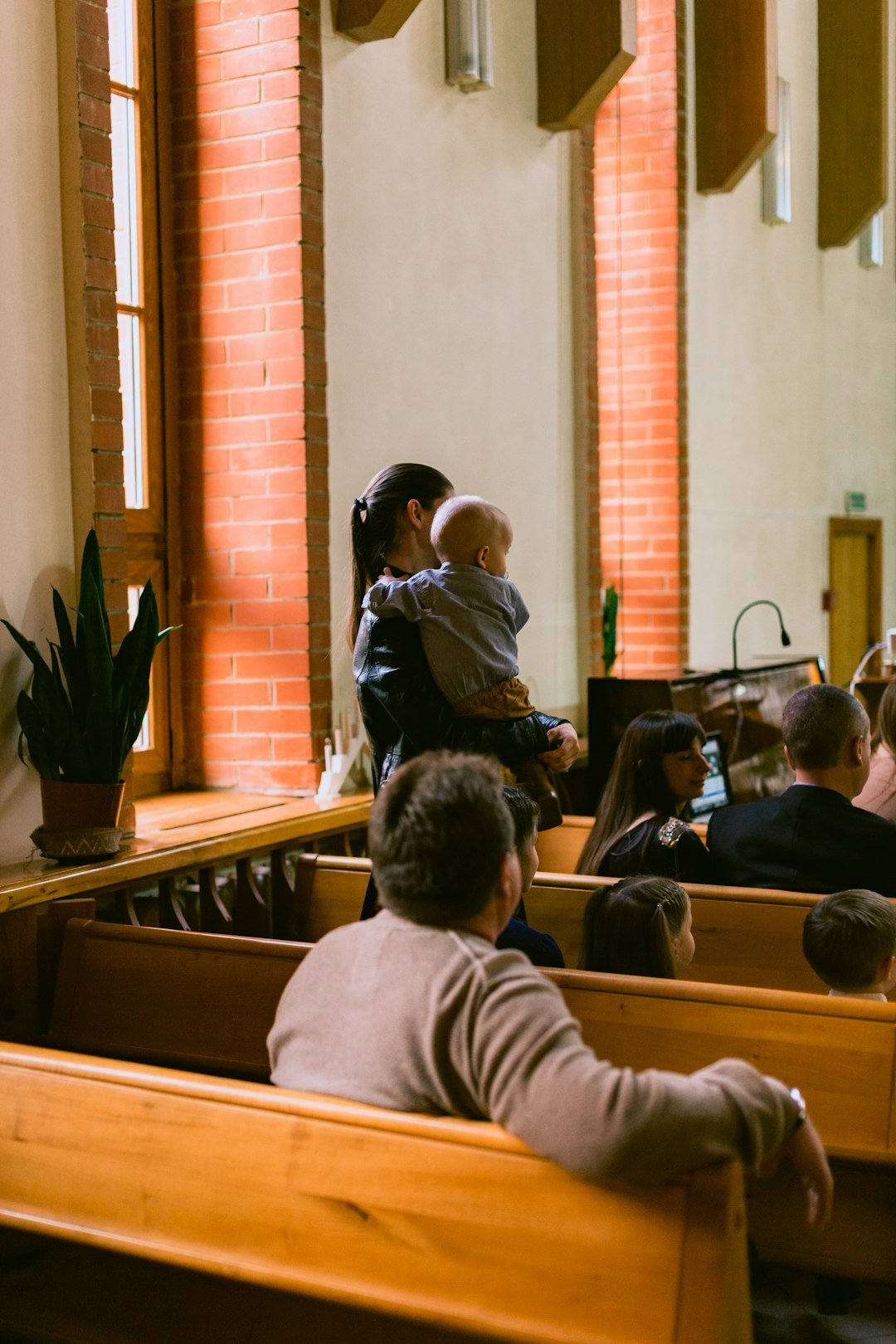 Comunidad reunida en una iglesia para la oración del domingo 20 de septiembre de 2026