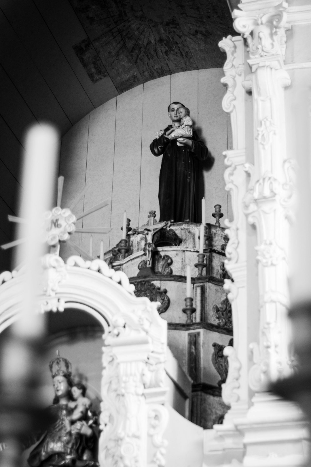 Estatua de San Antonio de Padua con el Niño Jesús