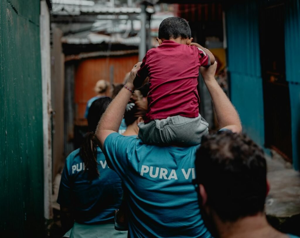 Familias en movilidad como imagen ilustrativa de la protección de niños migrantes