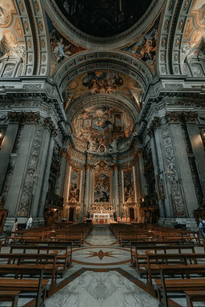 Interior de una iglesia en Roma como imagen de la asamblea pastoral diocesana