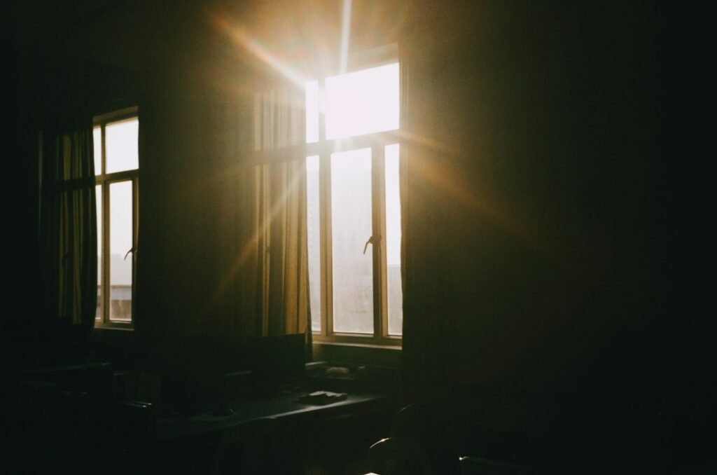 Luz de la mañana entrando por una ventana para la oración del 19 de septiembre de 2026