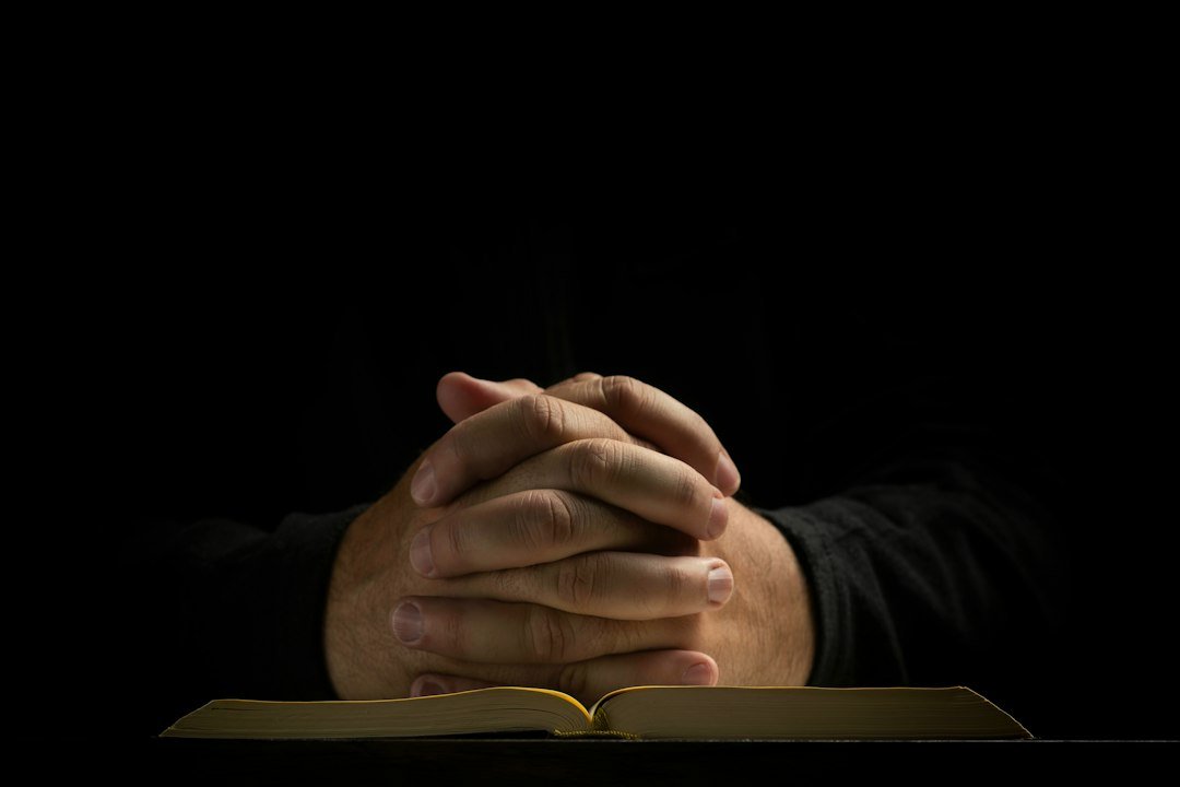 Manos sobre una Biblia para la oración del 16 de septiembre de 2026