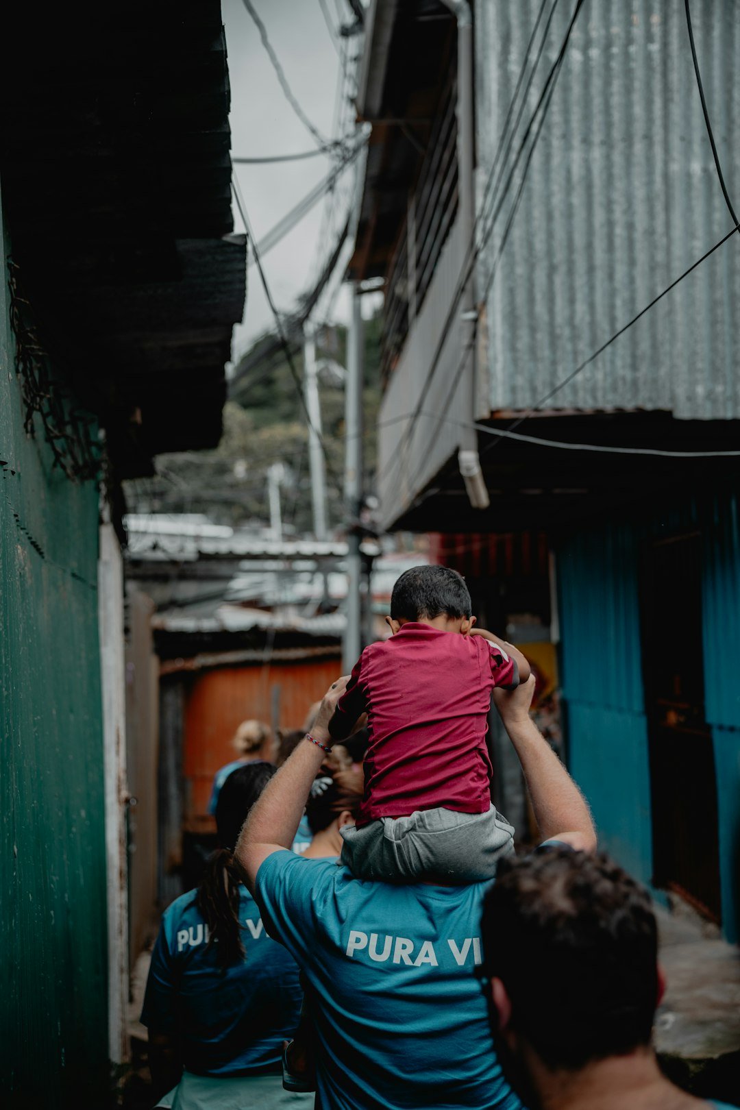 Personas caminando por una calle, imagen ilustrativa del acompañamiento a migrantes en Costa Rica y Panamá