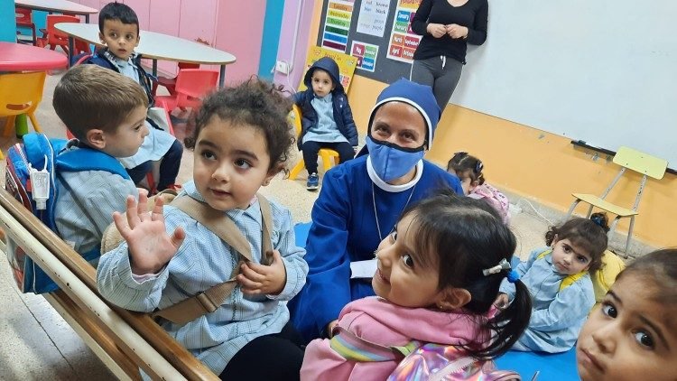En Jerusalén, religiosas católicas enseñan a niños cristianos y musulmanes a crecer juntos en paz
