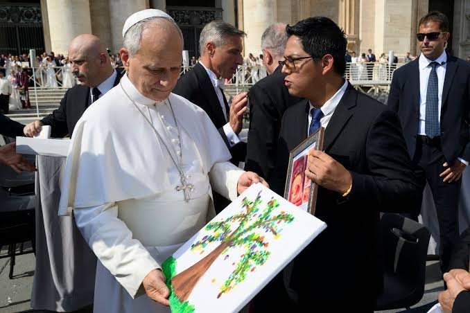 Las huellas de niños guatemaltecos llegan al Vaticano convertidas en un “Árbol de la Paz”
