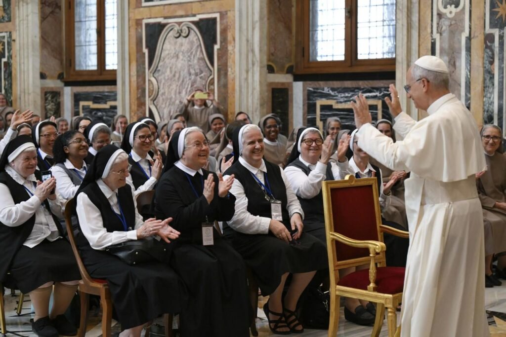 León XIV anima a las Hermanas de la Caridad a mantener sus raíces en Cristo