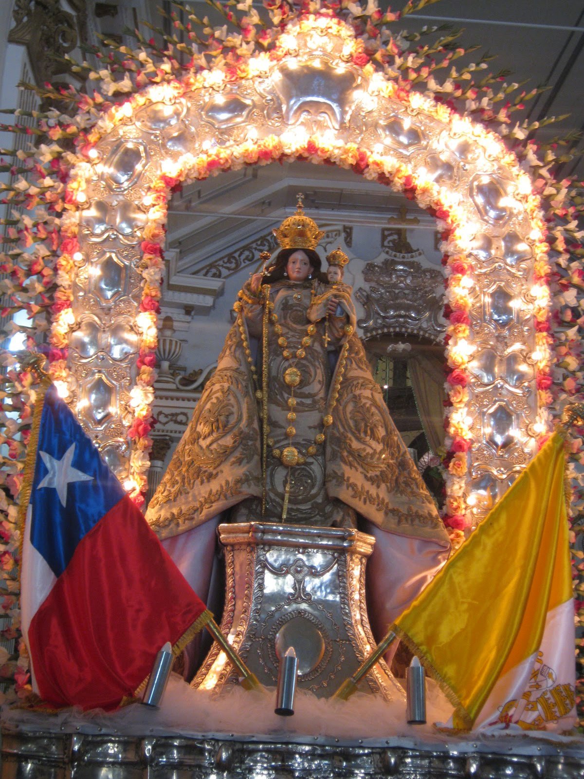 Miles de peregrinos celebran a la Virgen de Andacollo en los 350 años de la llegada de su imagen